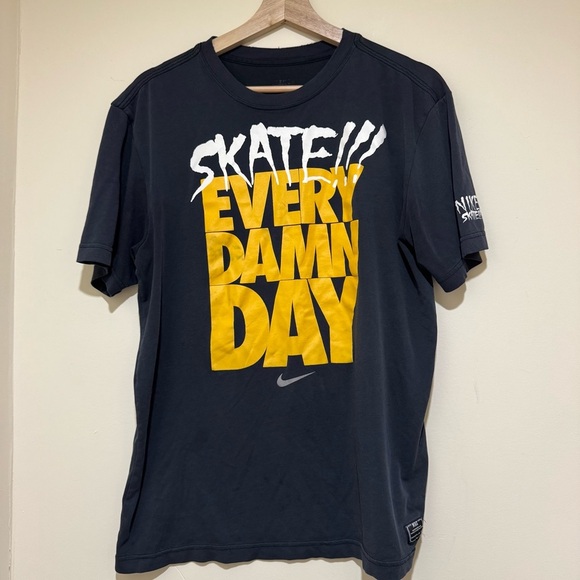 Men’s Nike Skate Every Damn Day Y2K Graphic Dri-Fit Short Sleeve Shirt Size: M - Picture 1 of 16